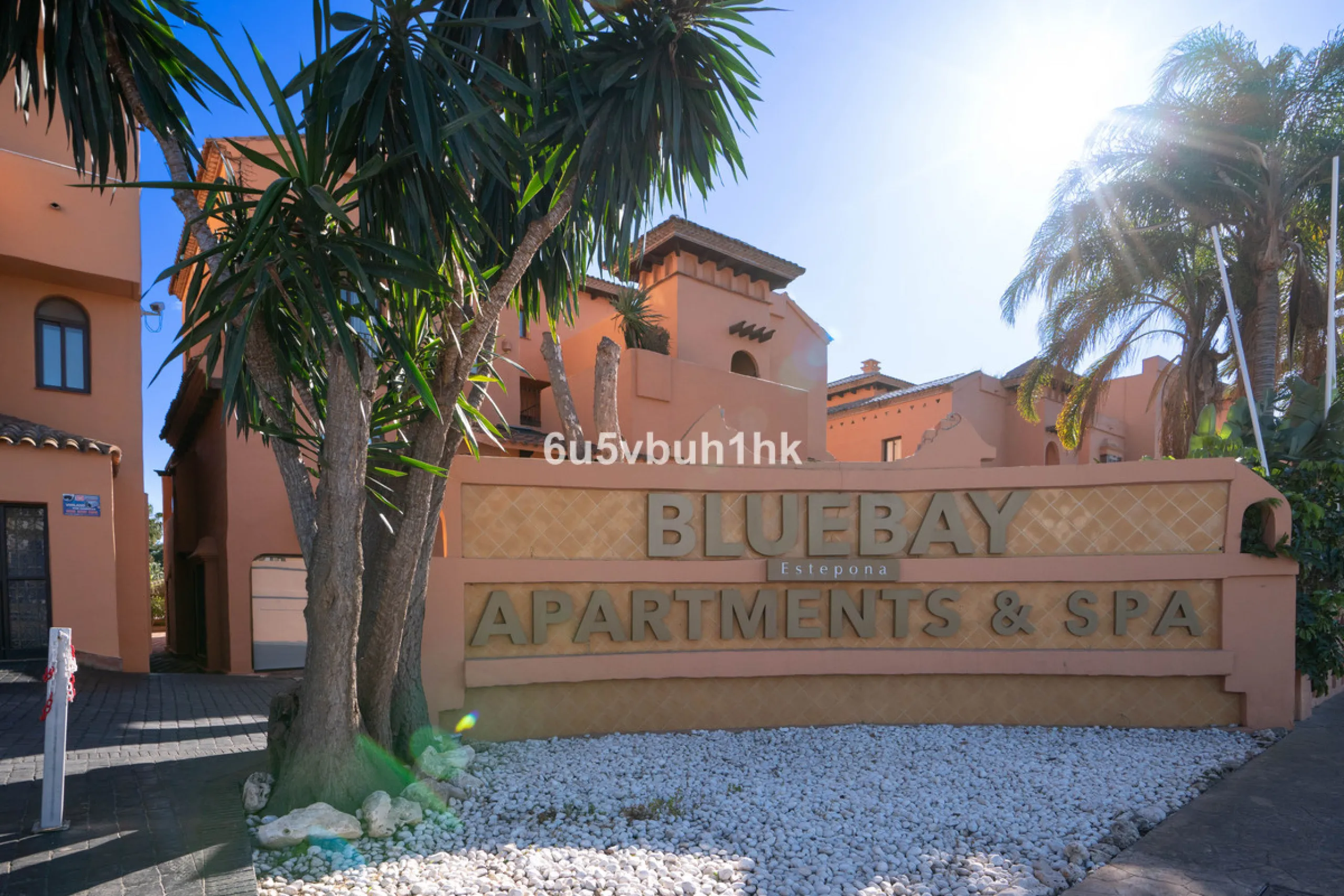 This newly renovated apartment is located in the exclusive Hotel and Spa Bluebay Paraíso Beach complex, a place offering all the amenities and services of a luxury resort. Enjoy exceptional facilities such as the swimming pool, restaurants, private beach,