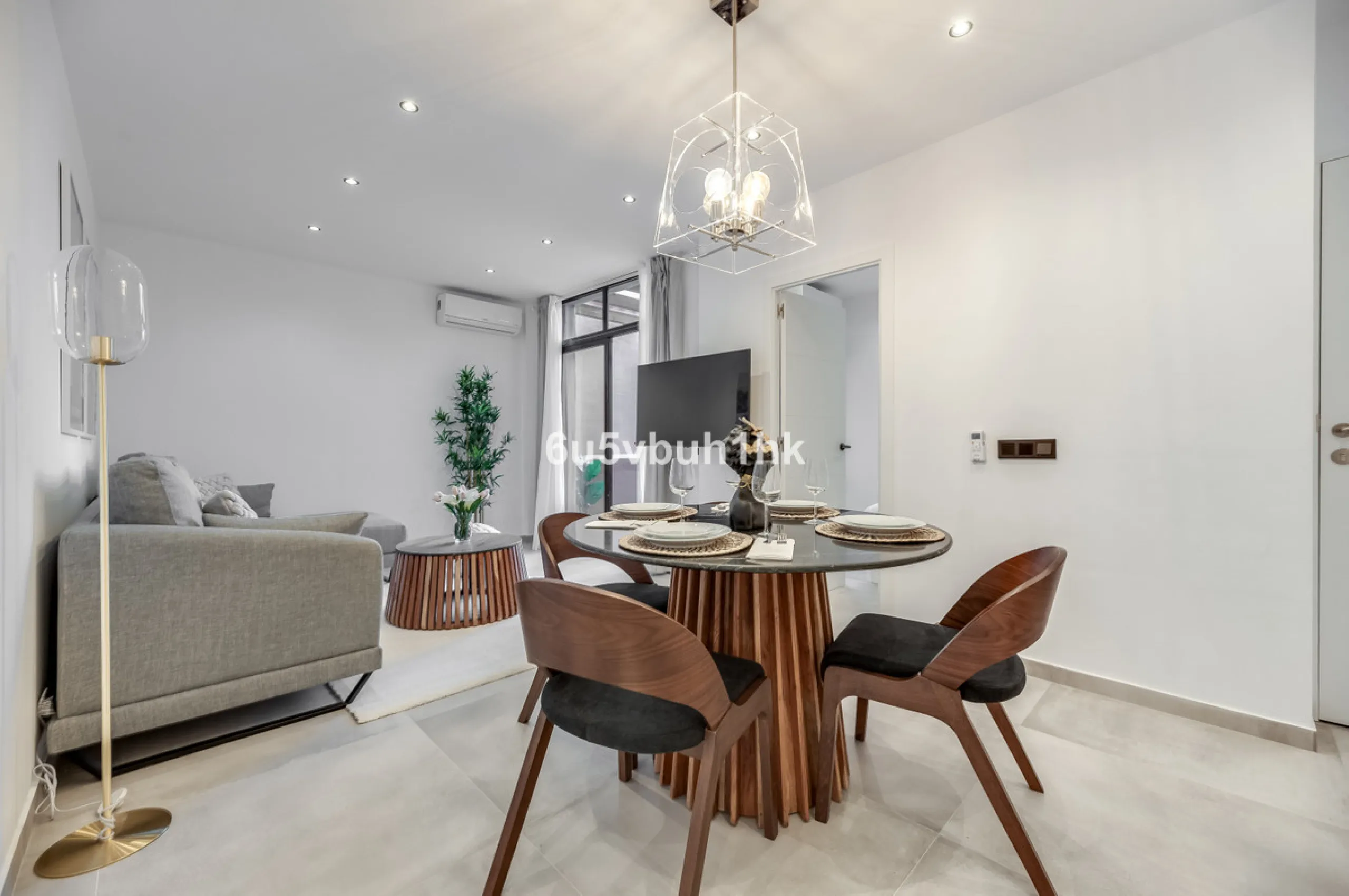 This newly renovated apartment is located in the exclusive Hotel and Spa Bluebay Paraíso Beach complex, a place offering all the amenities and services of a luxury resort. Enjoy exceptional facilities such as the swimming pool, restaurants, private beach,