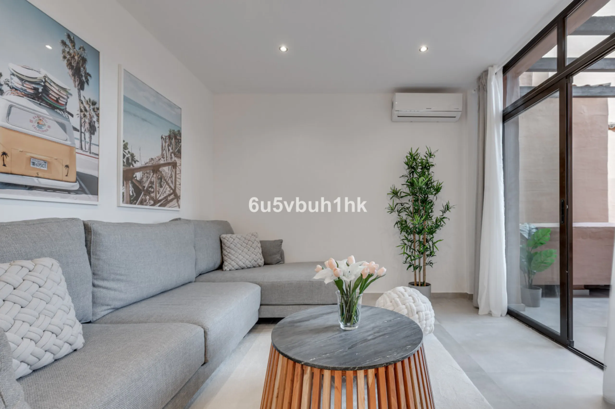 This newly renovated apartment is located in the exclusive Hotel and Spa Bluebay Paraíso Beach complex, a place offering all the amenities and services of a luxury resort. Enjoy exceptional facilities such as the swimming pool, restaurants, private beach,