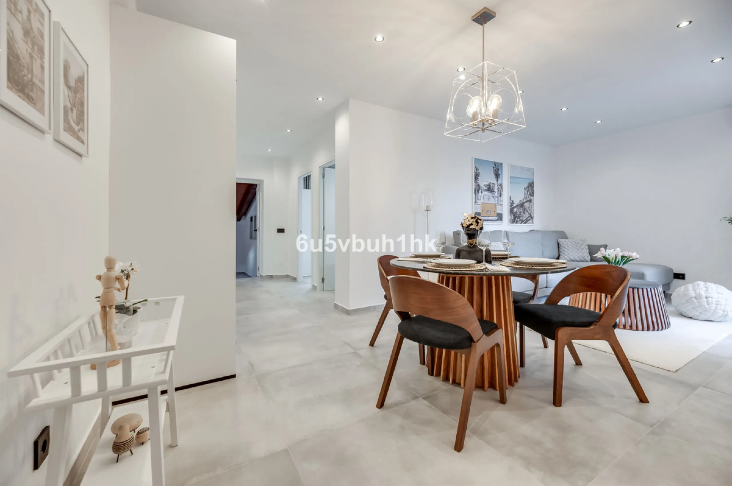 This newly renovated apartment is located in the exclusive Hotel and Spa Bluebay Paraíso Beach complex, a place offering all the amenities and services of a luxury resort. Enjoy exceptional facilities such as the swimming pool, restaurants, private beach,