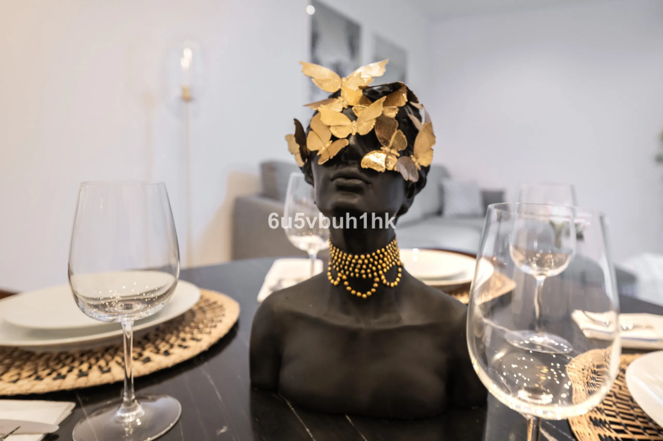 This newly renovated apartment is located in the exclusive Hotel and Spa Bluebay Paraíso Beach complex, a place offering all the amenities and services of a luxury resort. Enjoy exceptional facilities such as the swimming pool, restaurants, private beach,