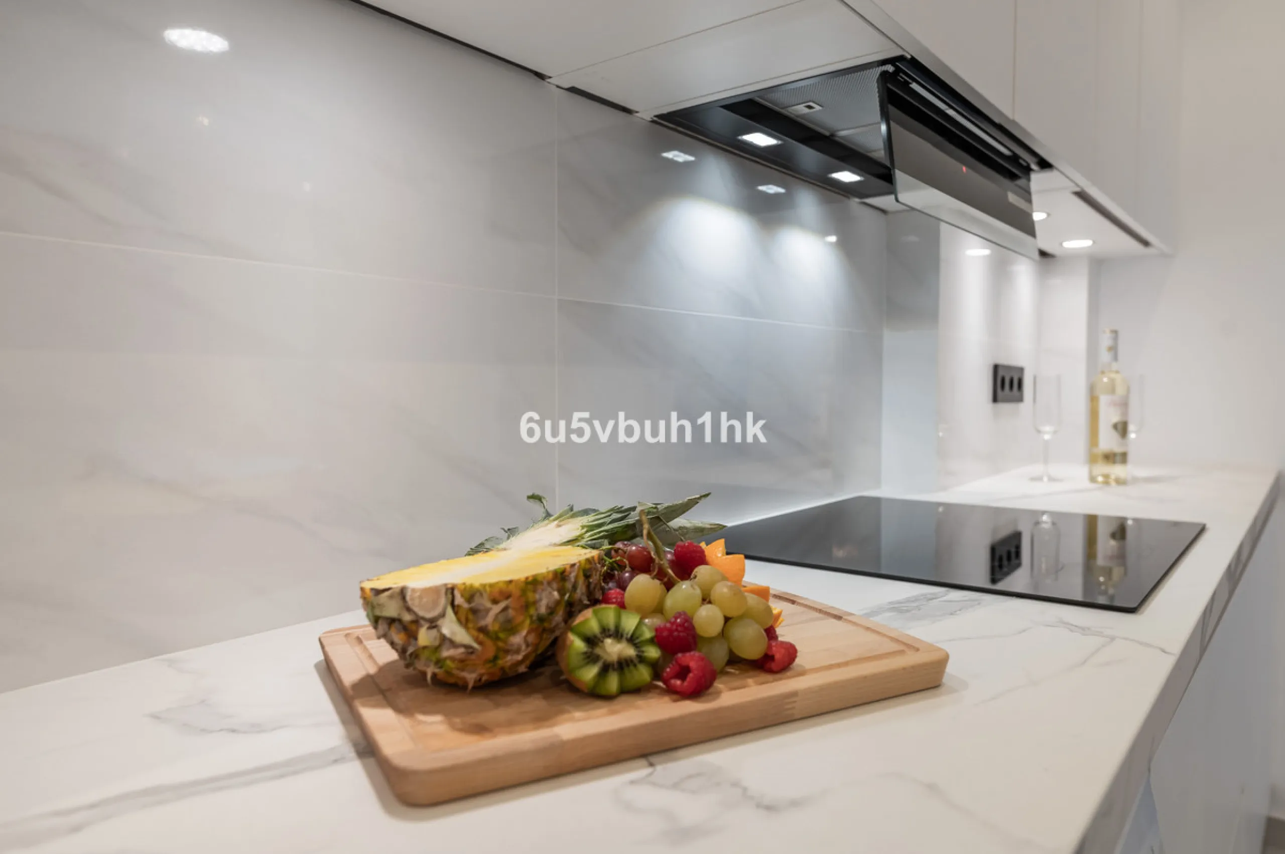 This newly renovated apartment is located in the exclusive Hotel and Spa Bluebay Paraíso Beach complex, a place offering all the amenities and services of a luxury resort. Enjoy exceptional facilities such as the swimming pool, restaurants, private beach,
