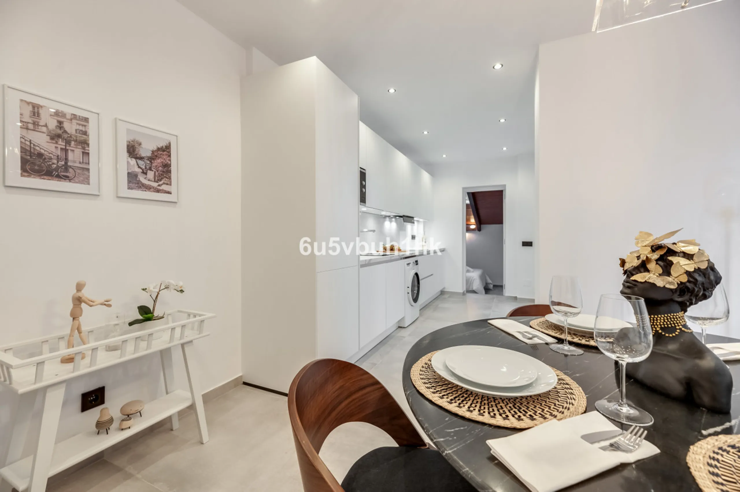 This newly renovated apartment is located in the exclusive Hotel and Spa Bluebay Paraíso Beach complex, a place offering all the amenities and services of a luxury resort. Enjoy exceptional facilities such as the swimming pool, restaurants, private beach,