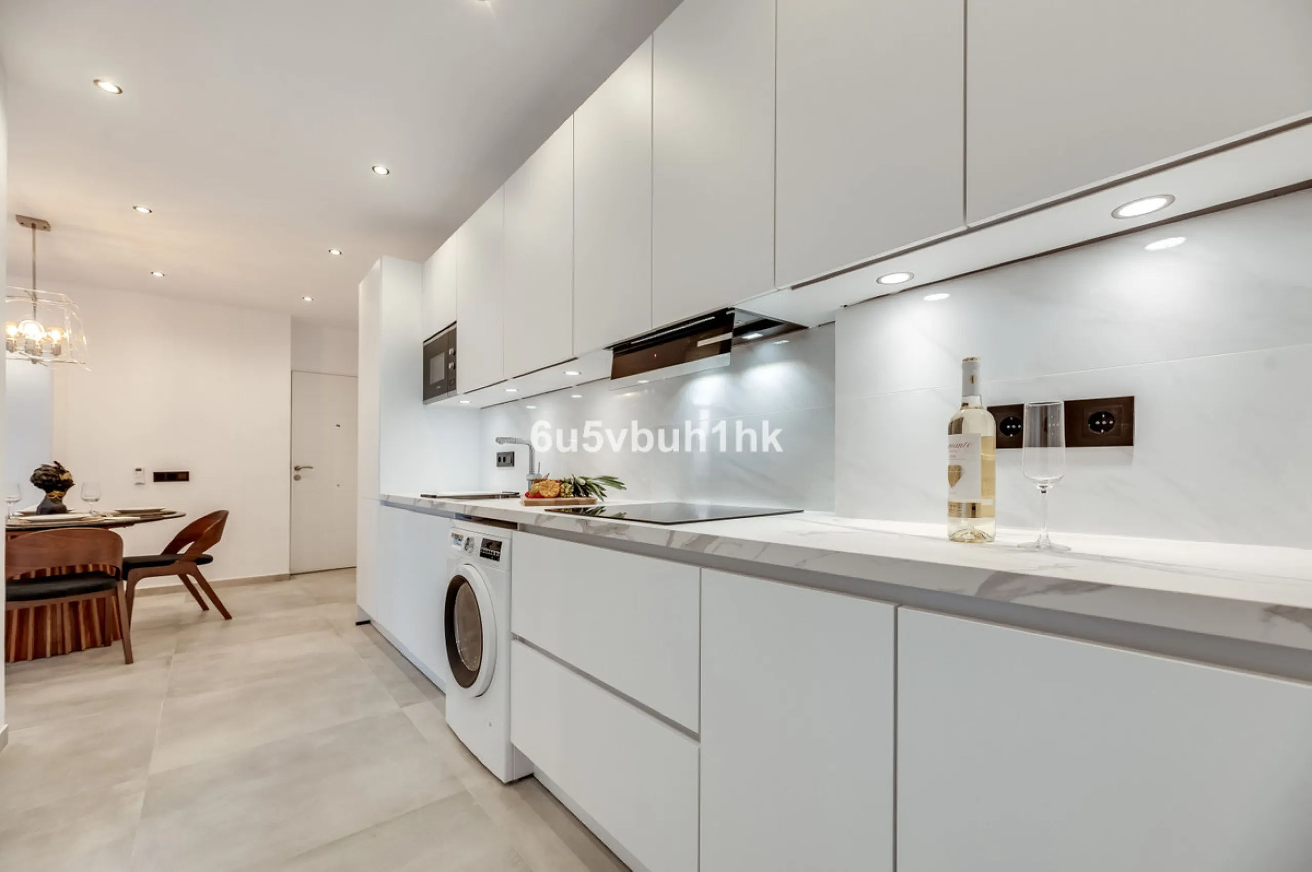 This newly renovated apartment is located in the exclusive Hotel and Spa Bluebay Paraíso Beach complex, a place offering all the amenities and services of a luxury resort. Enjoy exceptional facilities such as the swimming pool, restaurants, private beach,