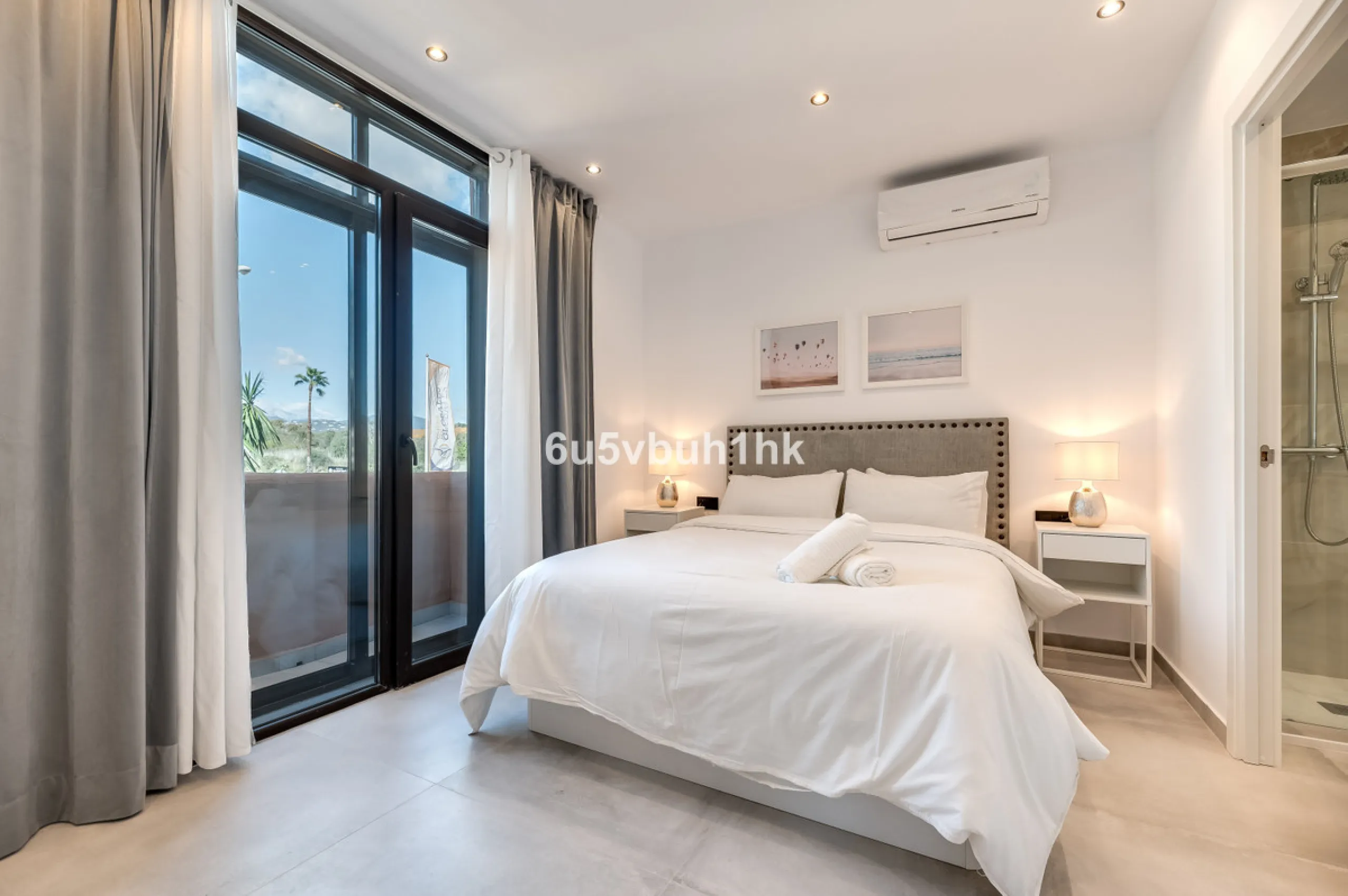 This newly renovated apartment is located in the exclusive Hotel and Spa Bluebay Paraíso Beach complex, a place offering all the amenities and services of a luxury resort. Enjoy exceptional facilities such as the swimming pool, restaurants, private beach,
