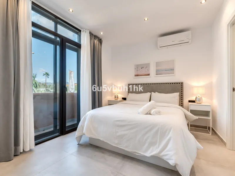 This newly renovated apartment is located in the exclusive Hotel and Spa Bluebay Paraíso Beach complex, a place offering all the amenities and services of a luxury resort. Enjoy exceptional facilities such as the swimming pool, restaurants, private beach,