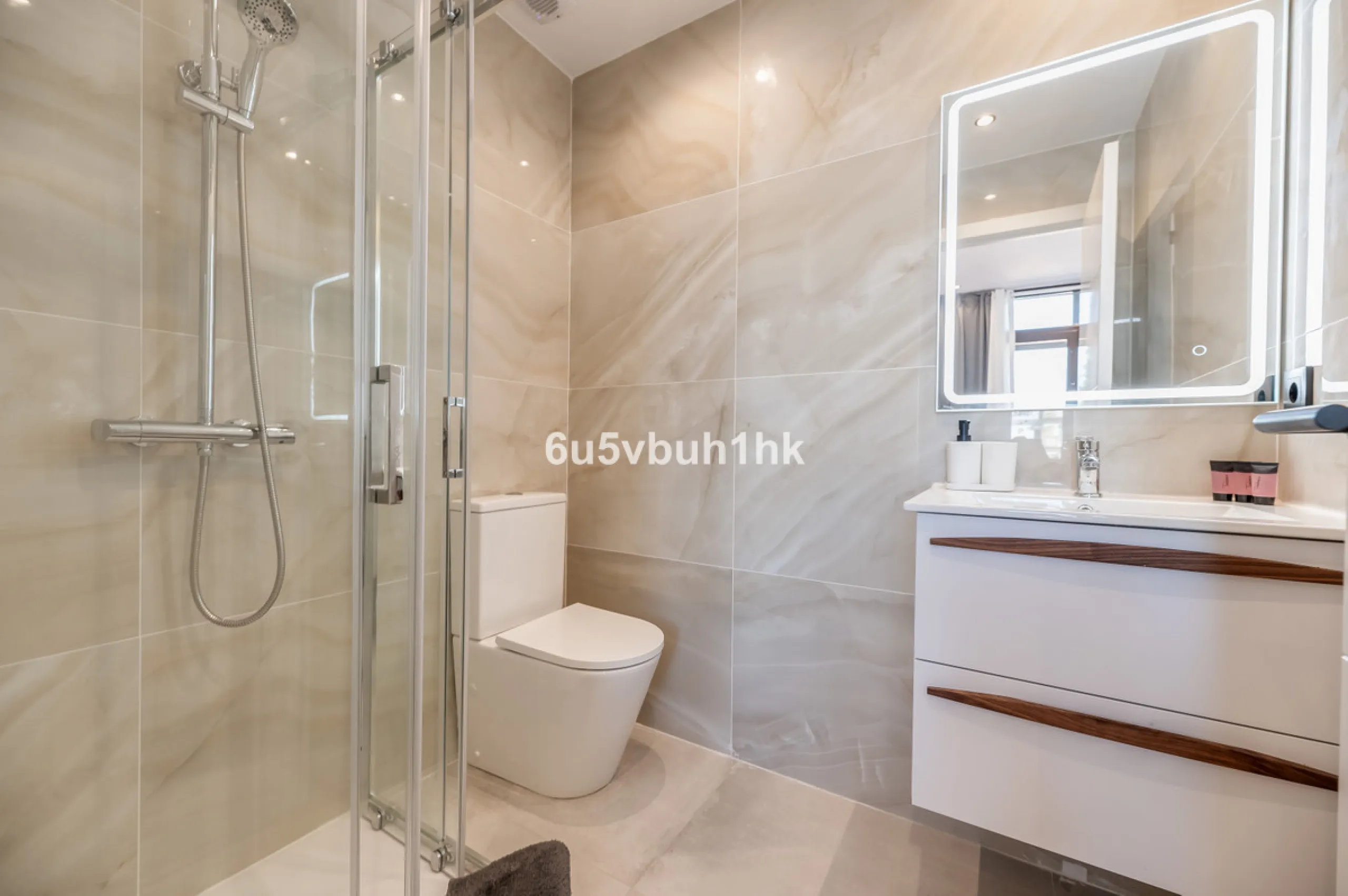 This newly renovated apartment is located in the exclusive Hotel and Spa Bluebay Paraíso Beach complex, a place offering all the amenities and services of a luxury resort. Enjoy exceptional facilities such as the swimming pool, restaurants, private beach,