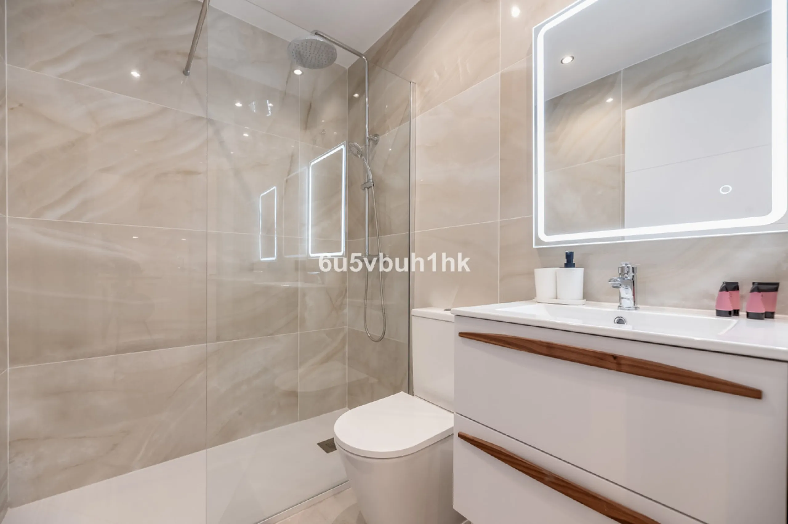 This newly renovated apartment is located in the exclusive Hotel and Spa Bluebay Paraíso Beach complex, a place offering all the amenities and services of a luxury resort. Enjoy exceptional facilities such as the swimming pool, restaurants, private beach,