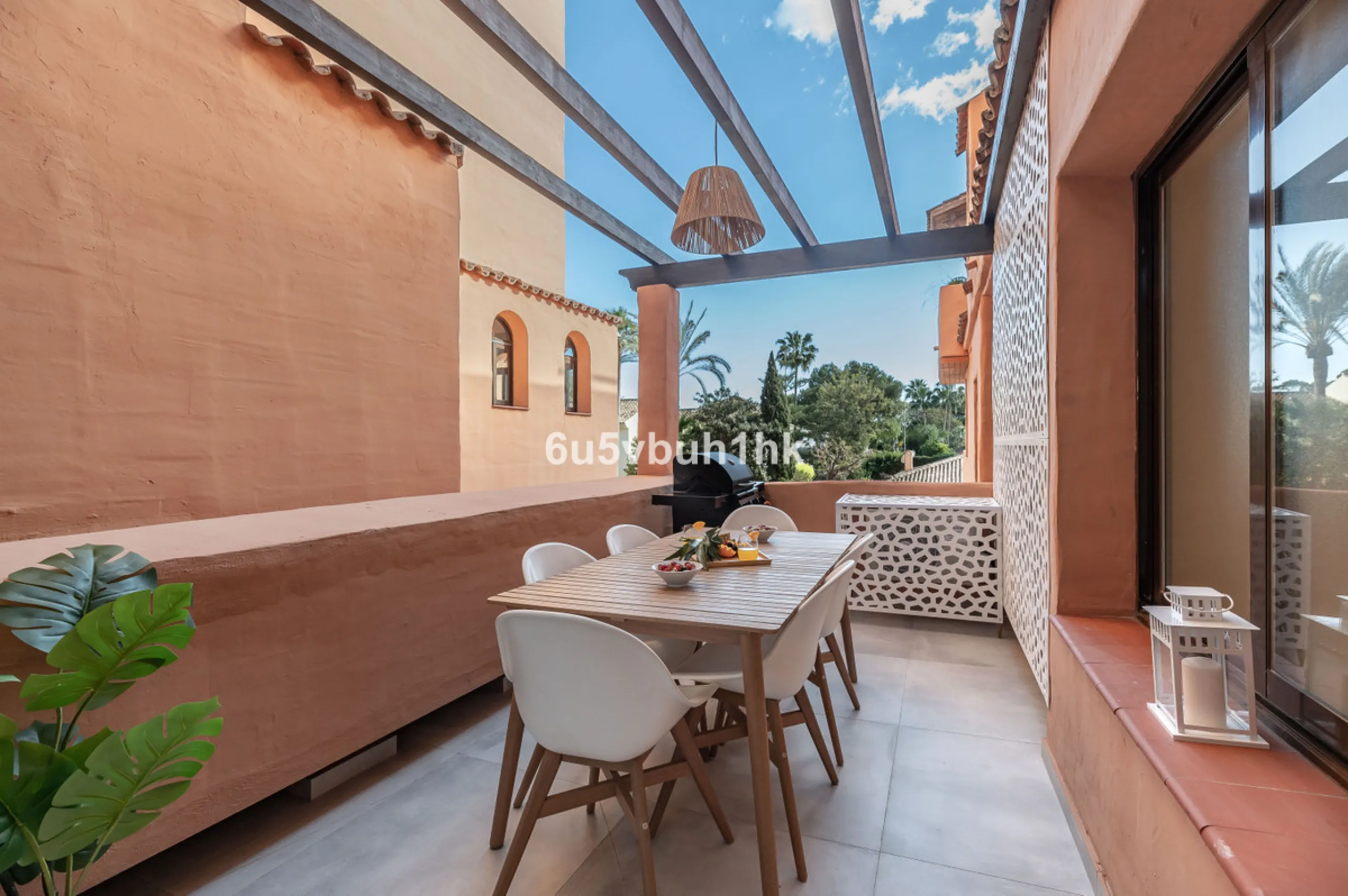This newly renovated apartment is located in the exclusive Hotel and Spa Bluebay Paraíso Beach complex, a place offering all the amenities and services of a luxury resort. Enjoy exceptional facilities such as the swimming pool, restaurants, private beach,