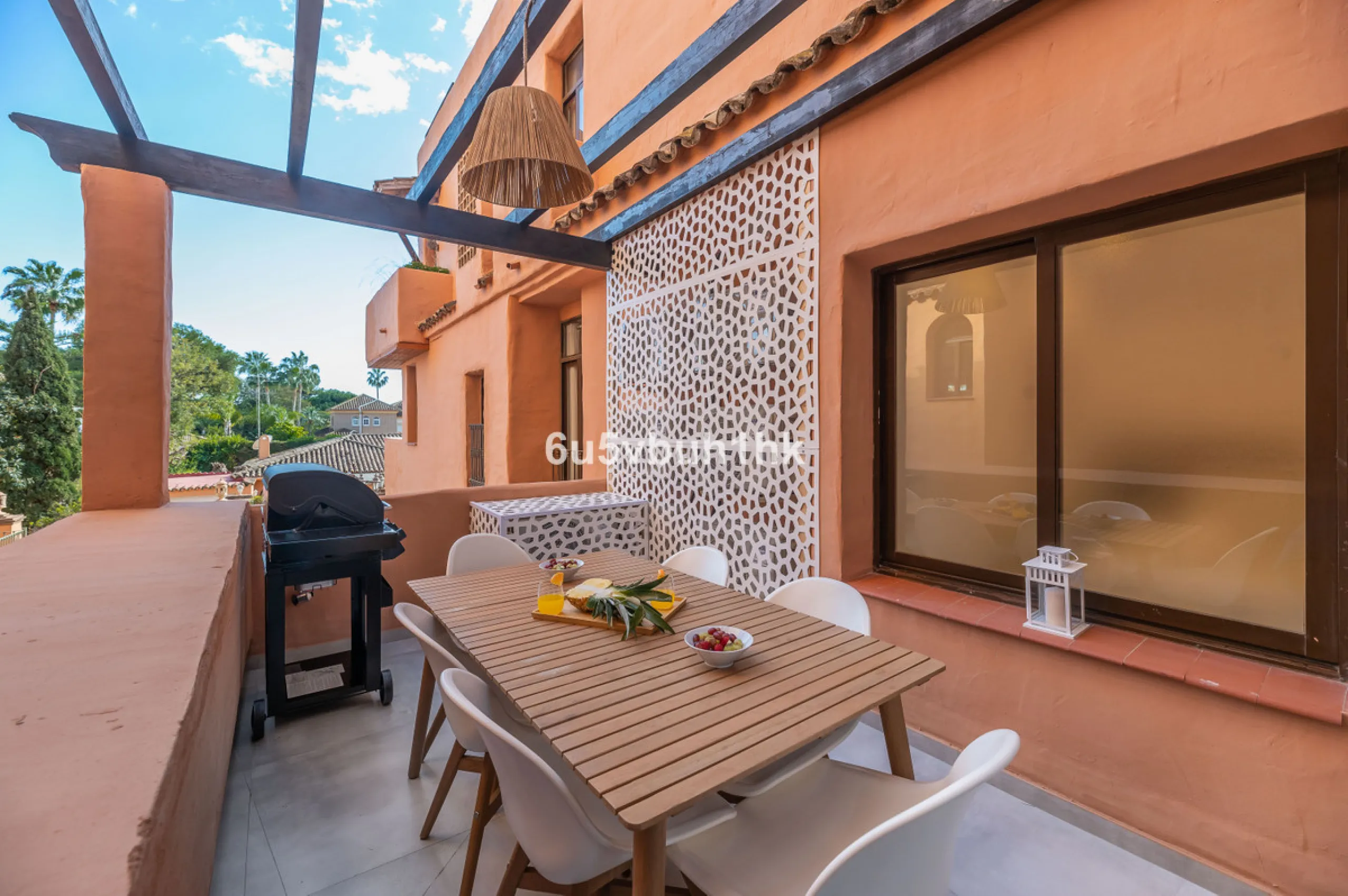 This newly renovated apartment is located in the exclusive Hotel and Spa Bluebay Paraíso Beach complex, a place offering all the amenities and services of a luxury resort. Enjoy exceptional facilities such as the swimming pool, restaurants, private beach,
