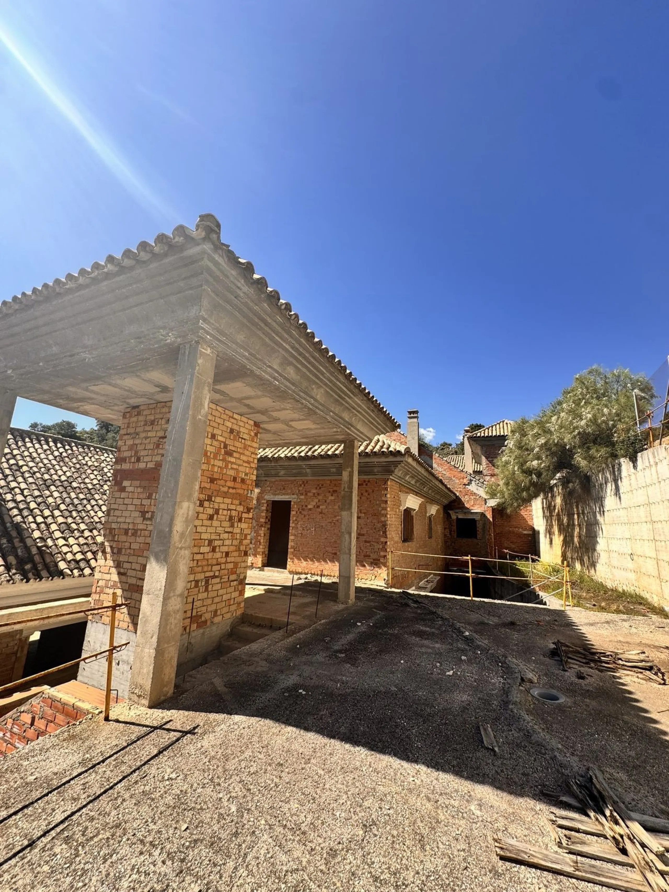 Residential building plot between Marbella and Istan. Excellent opportunity to acquire a project at 40% completion in the coveted, guarded Sierra Blanca Country Club development. This idyllic natural setting is located in Istán, a prime tourist destinatio