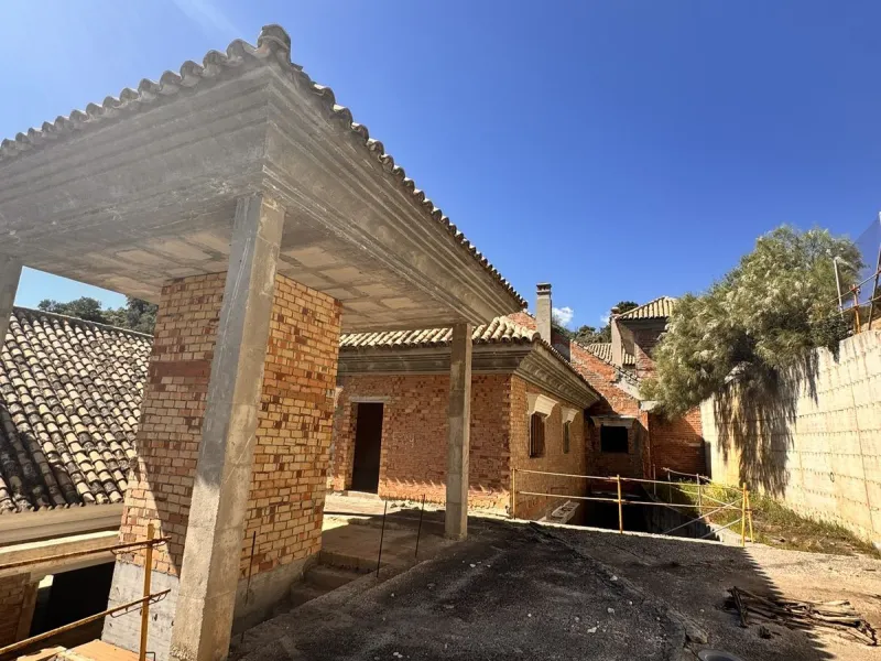 Residential building plot between Marbella and Istan. Excellent opportunity to acquire a project at 40% completion in the coveted, guarded Sierra Blanca Country Club development. This idyllic natural setting is located in Istán, a prime tourist destinatio