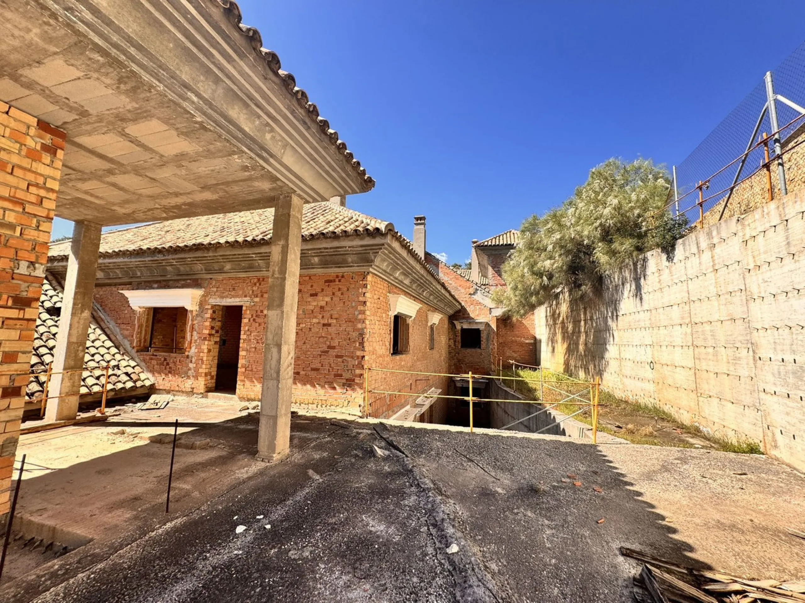 Residential building plot between Marbella and Istan. Excellent opportunity to acquire a project at 40% completion in the coveted, guarded Sierra Blanca Country Club development. This idyllic natural setting is located in Istán, a prime tourist destinatio