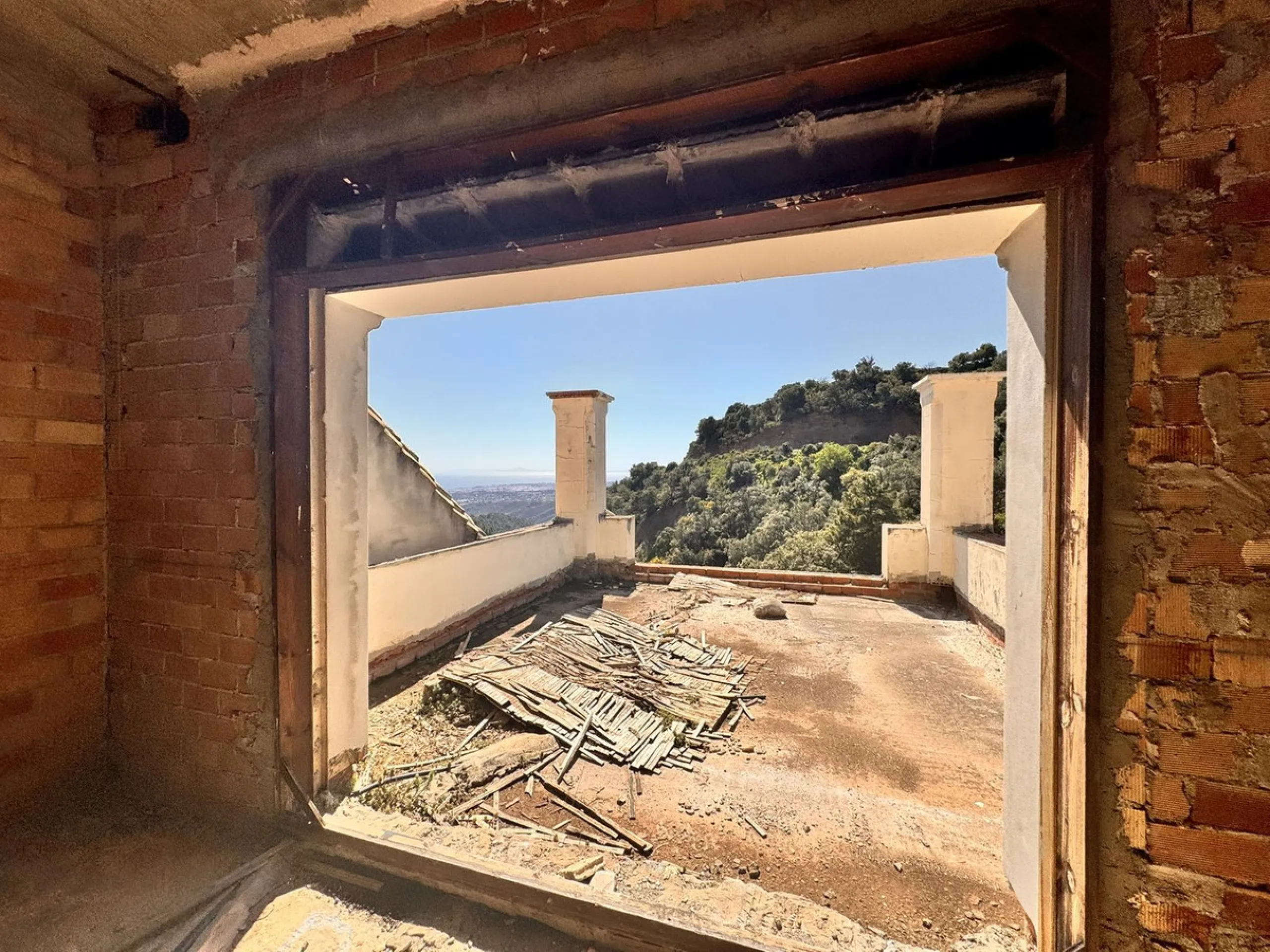 Residential building plot between Marbella and Istan. Excellent opportunity to acquire a project at 40% completion in the coveted, guarded Sierra Blanca Country Club development. This idyllic natural setting is located in Istán, a prime tourist destinatio
