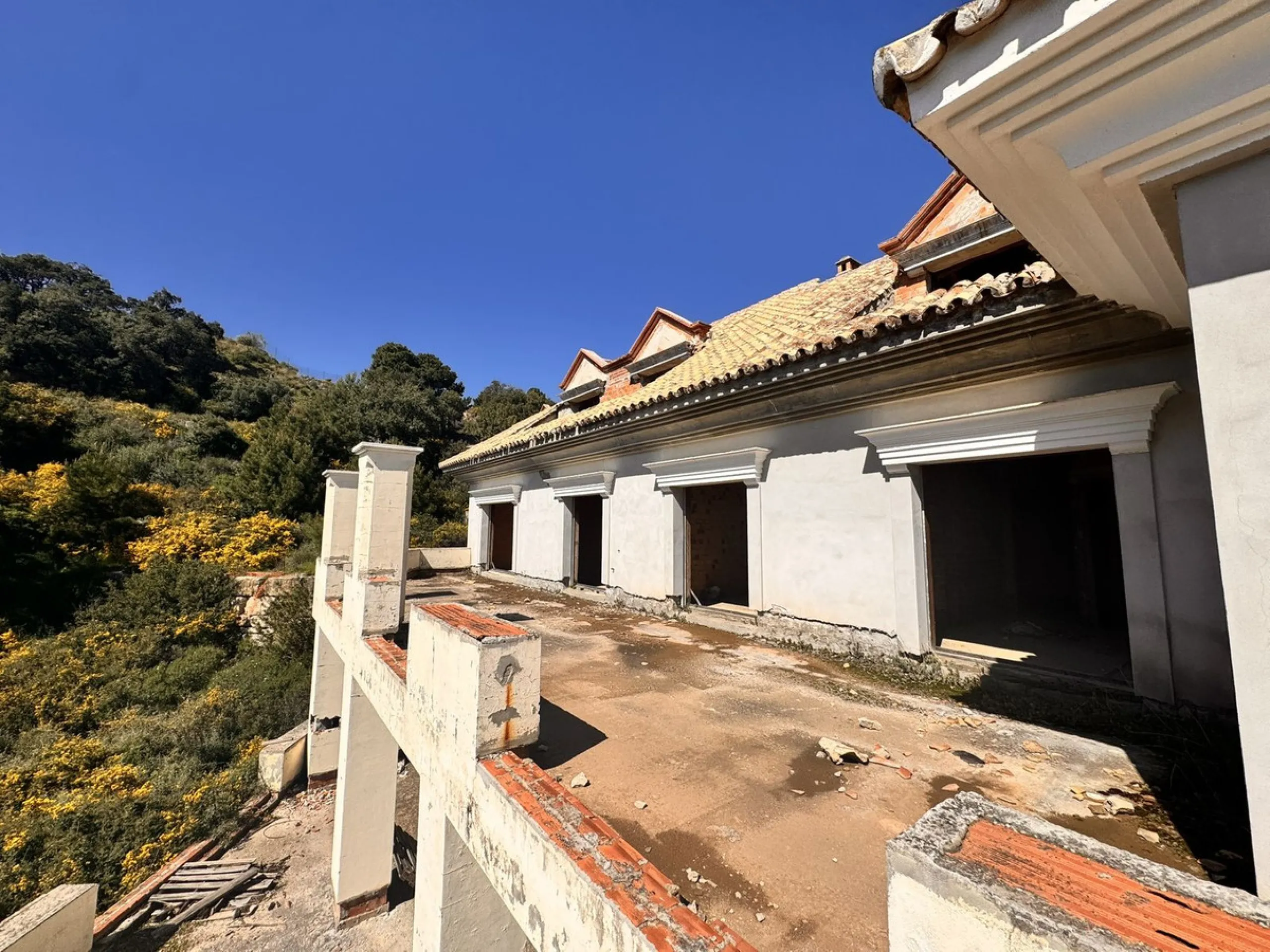 Residential building plot between Marbella and Istan. Excellent opportunity to acquire a project at 40% completion in the coveted, guarded Sierra Blanca Country Club development. This idyllic natural setting is located in Istán, a prime tourist destinatio