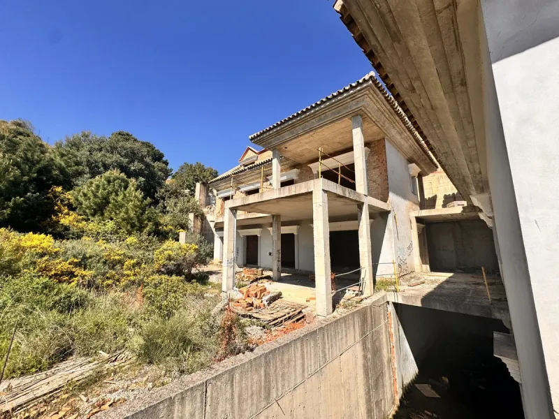 Residential building plot between Marbella and Istan. Excellent opportunity to acquire a project at 40% completion in the coveted, guarded Sierra Blanca Country Club development. This idyllic natural setting is located in Istán, a prime tourist destinatio