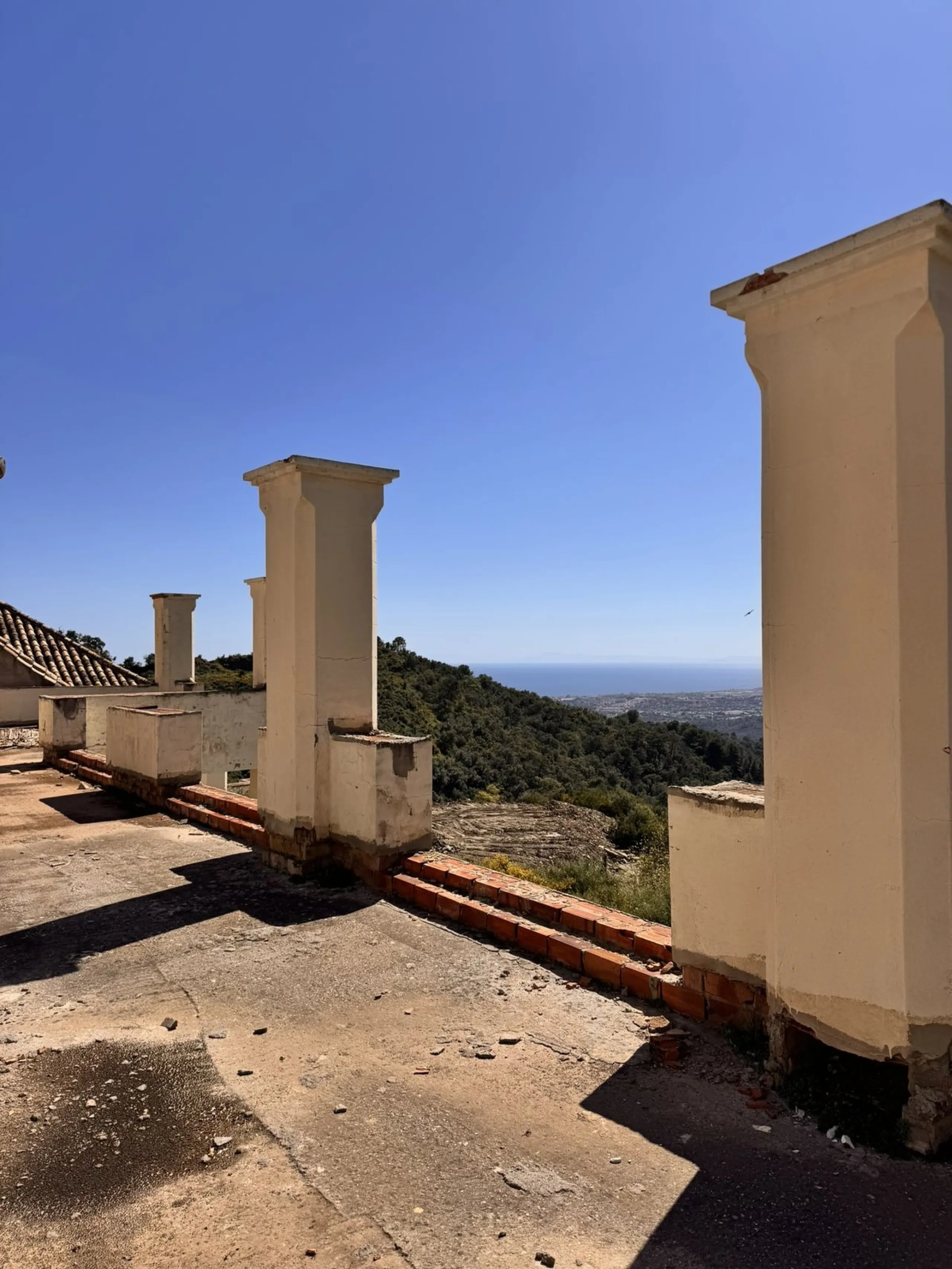 Residential building plot between Marbella and Istan. Excellent opportunity to acquire a project at 40% completion in the coveted, guarded Sierra Blanca Country Club development. This idyllic natural setting is located in Istán, a prime tourist destinatio