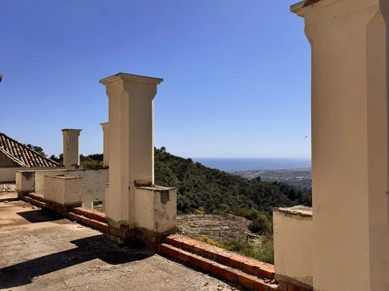 Residential building plot between Marbella and Istan. Excellent opportunity to acquire a project at 40% completion in the coveted, guarded Sierra Blanca Country Club development. This idyllic natural setting is located in Istán, a prime tourist destinatio