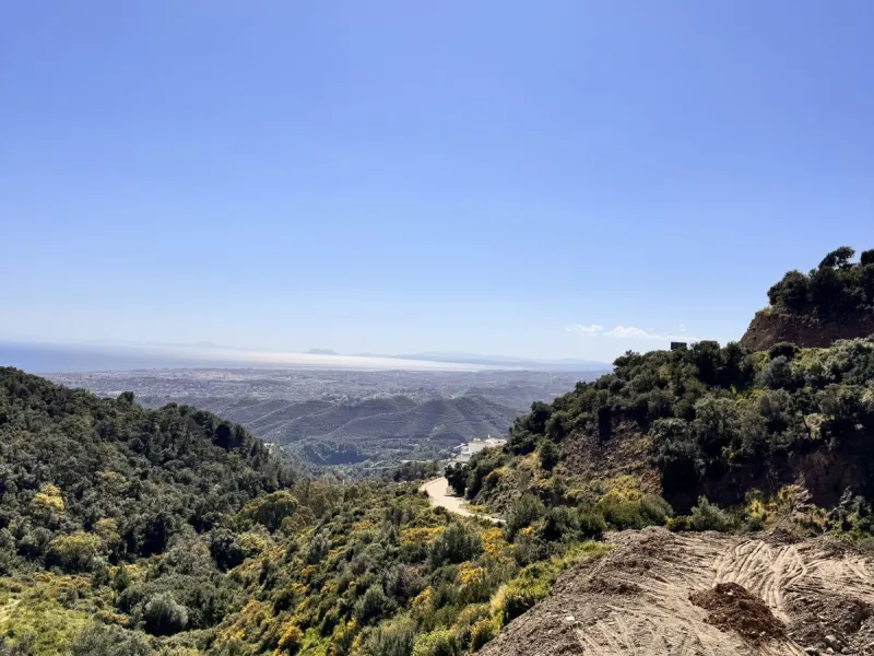 Residential building plot between Marbella and Istan. Excellent opportunity to acquire a project at 40% completion in the coveted, guarded Sierra Blanca Country Club development. This idyllic natural setting is located in Istán, a prime tourist destinatio