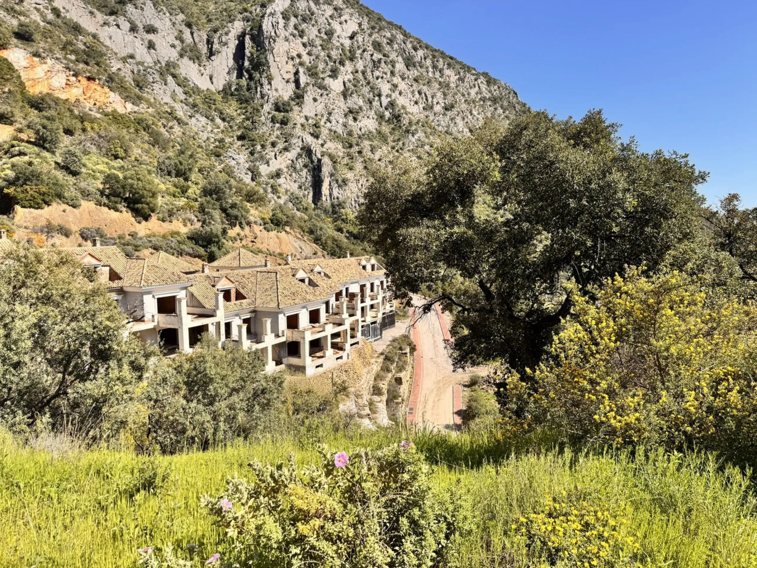 Residential building plot between Marbella and Istan. Excellent opportunity to acquire a project at 40% completion in the coveted, guarded Sierra Blanca Country Club development. This idyllic natural setting is located in Istán, a prime tourist destinatio