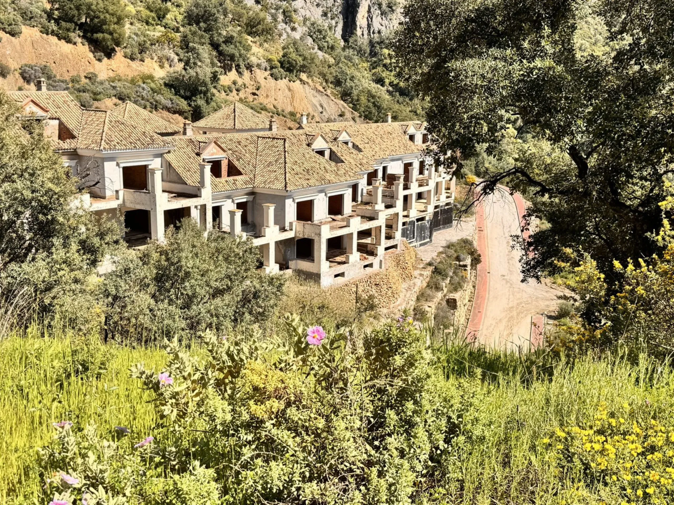 Residential building plot between Marbella and Istan. Excellent opportunity to acquire a project at 40% completion in the coveted, guarded Sierra Blanca Country Club development. This idyllic natural setting is located in Istán, a prime tourist destinatio