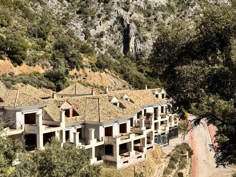 Residential building plot between Marbella and Istan. Excellent opportunity to acquire a project at 40% completion in the coveted, guarded Sierra Blanca Country Club development. This idyllic natural setting is located in Istán, a prime tourist destinatio
