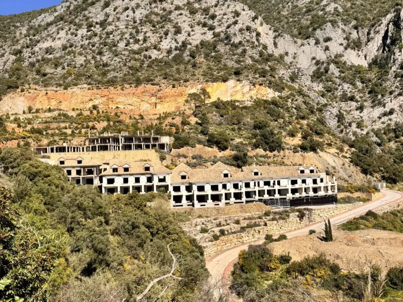 Residential building plot between Marbella and Istan. Excellent opportunity to acquire a project at 40% completion in the coveted, guarded Sierra Blanca Country Club development. This idyllic natural setting is located in Istán, a prime tourist destinatio