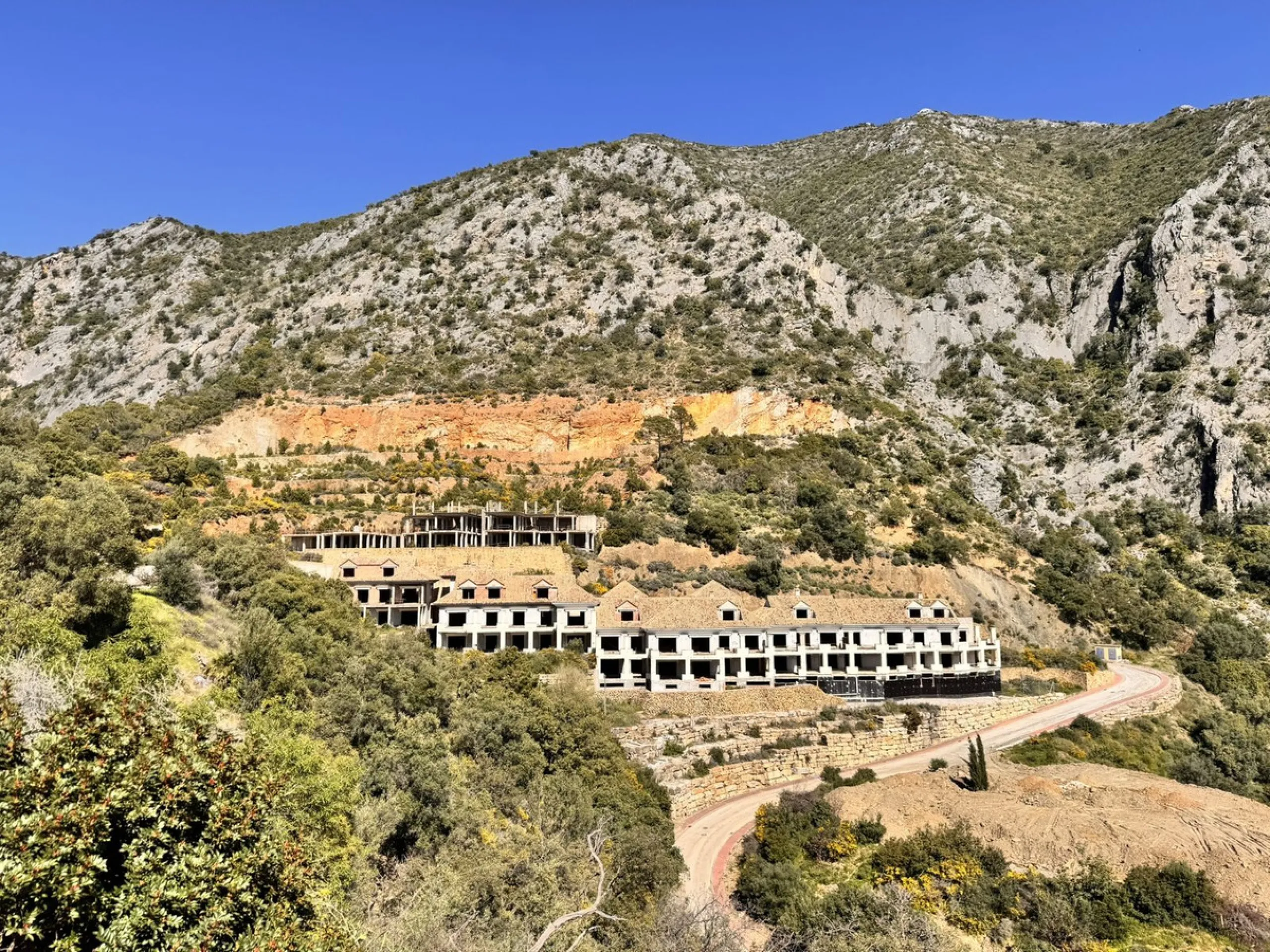 Residential building plot between Marbella and Istan. Excellent opportunity to acquire a project at 40% completion in the coveted, guarded Sierra Blanca Country Club development. This idyllic natural setting is located in Istán, a prime tourist destinatio
