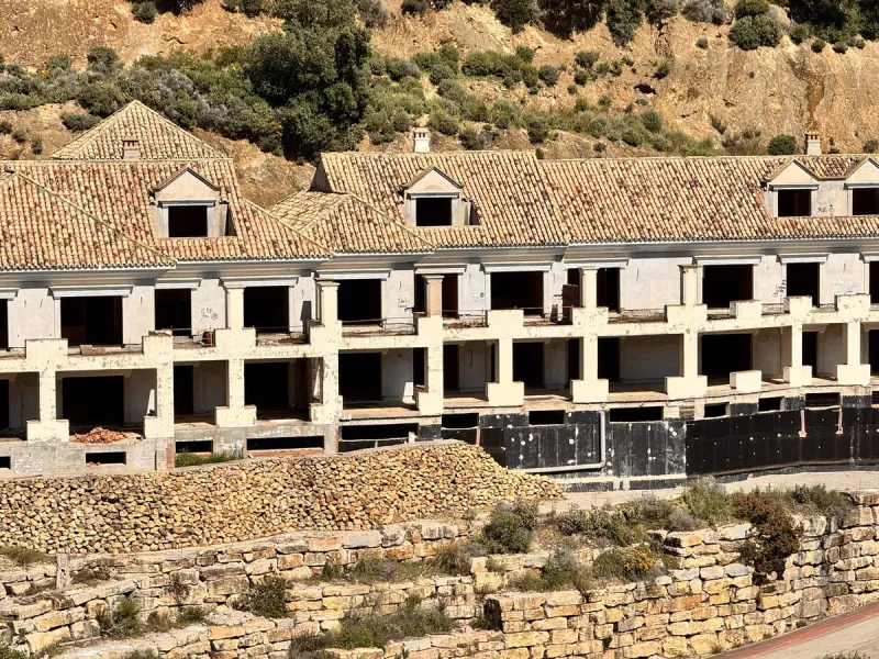 Residential building plot between Marbella and Istan. Excellent opportunity to acquire a project at 40% completion in the coveted, guarded Sierra Blanca Country Club development. This idyllic natural setting is located in Istán, a prime tourist destinatio