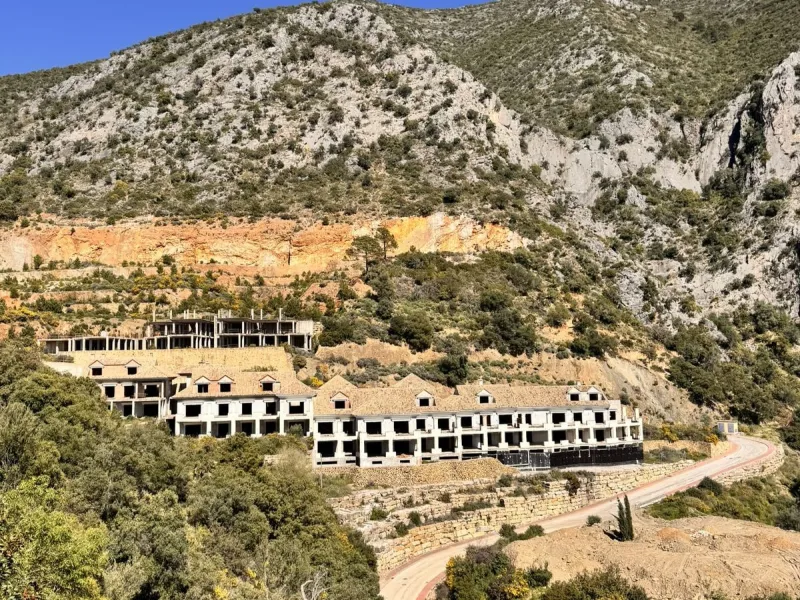 Residential building plot between Marbella and Istan. Excellent opportunity to acquire a project at 40% completion in the coveted, guarded Sierra Blanca Country Club development. This idyllic natural setting is located in Istán, a prime tourist destinatio