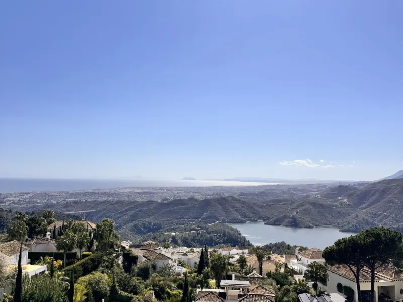 Residential building plot between Marbella and Istan. Excellent opportunity to acquire a project at 40% completion in the coveted, guarded Sierra Blanca Country Club development. This idyllic natural setting is located in Istán, a prime tourist destinatio