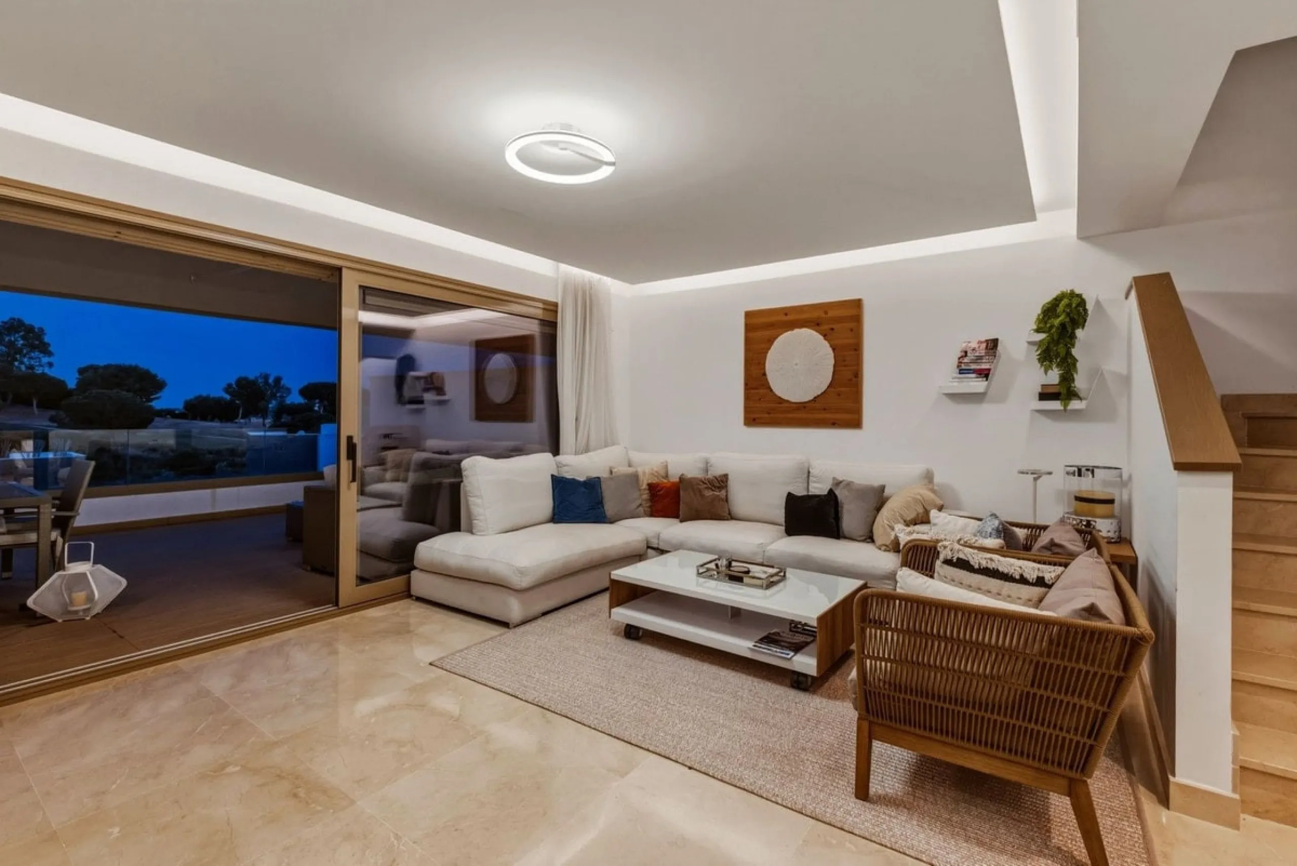 Dieses stilvolle Reihenhaus vereint Wohnraum, Natürlichkeit und modernes Design zu einem komfortablen Zuhause – ideal für den dauerhaften Wohnsitz oder als Ferienwohnung. Marmorböden und ein warmes, zeitgenössisches Ambiente zeichnen es aus