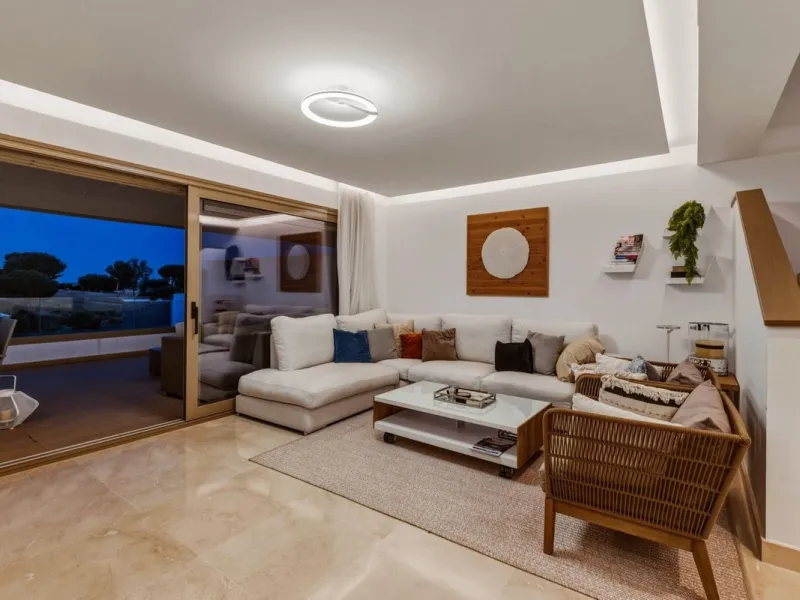 Dieses stilvolle Reihenhaus vereint Wohnraum, Natürlichkeit und modernes Design zu einem komfortablen Zuhause – ideal für den dauerhaften Wohnsitz oder als Ferienwohnung. Marmorböden und ein warmes, zeitgenössisches Ambiente zeichnen es aus