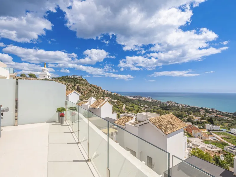 Luxury duplex penthouse with stunning panoramic views to the sea, the Buddhist temple and the bay of Fuengirola.
