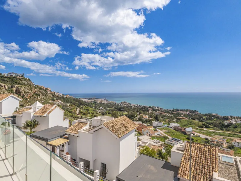 Apartment - Penthouse Duplex в продаже в Benalmadena, Málaga. В доме 3 спален и 2 ванных комнат. Площадь дома 213 м²
