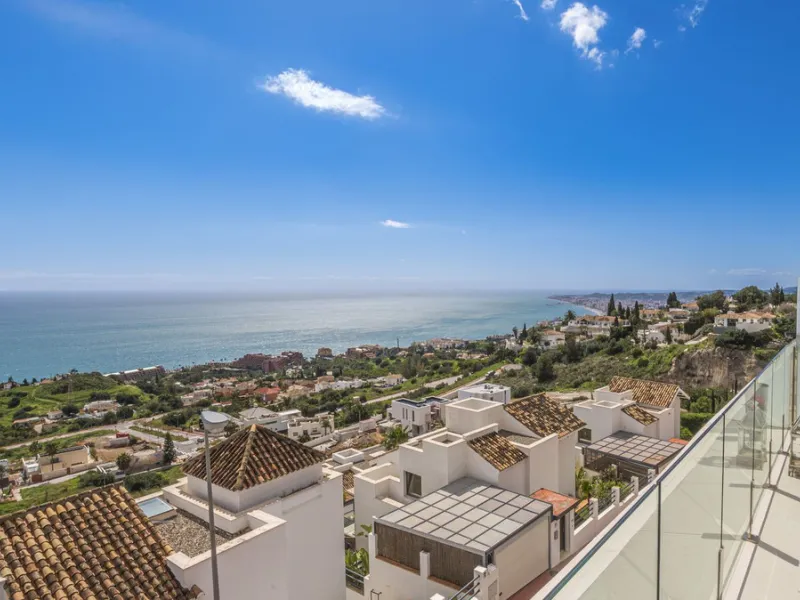 Apartment - Penthouse Duplex в продаже в Benalmadena, Málaga. В доме 3 спален и 2 ванных комнат. Площадь дома 213 м²