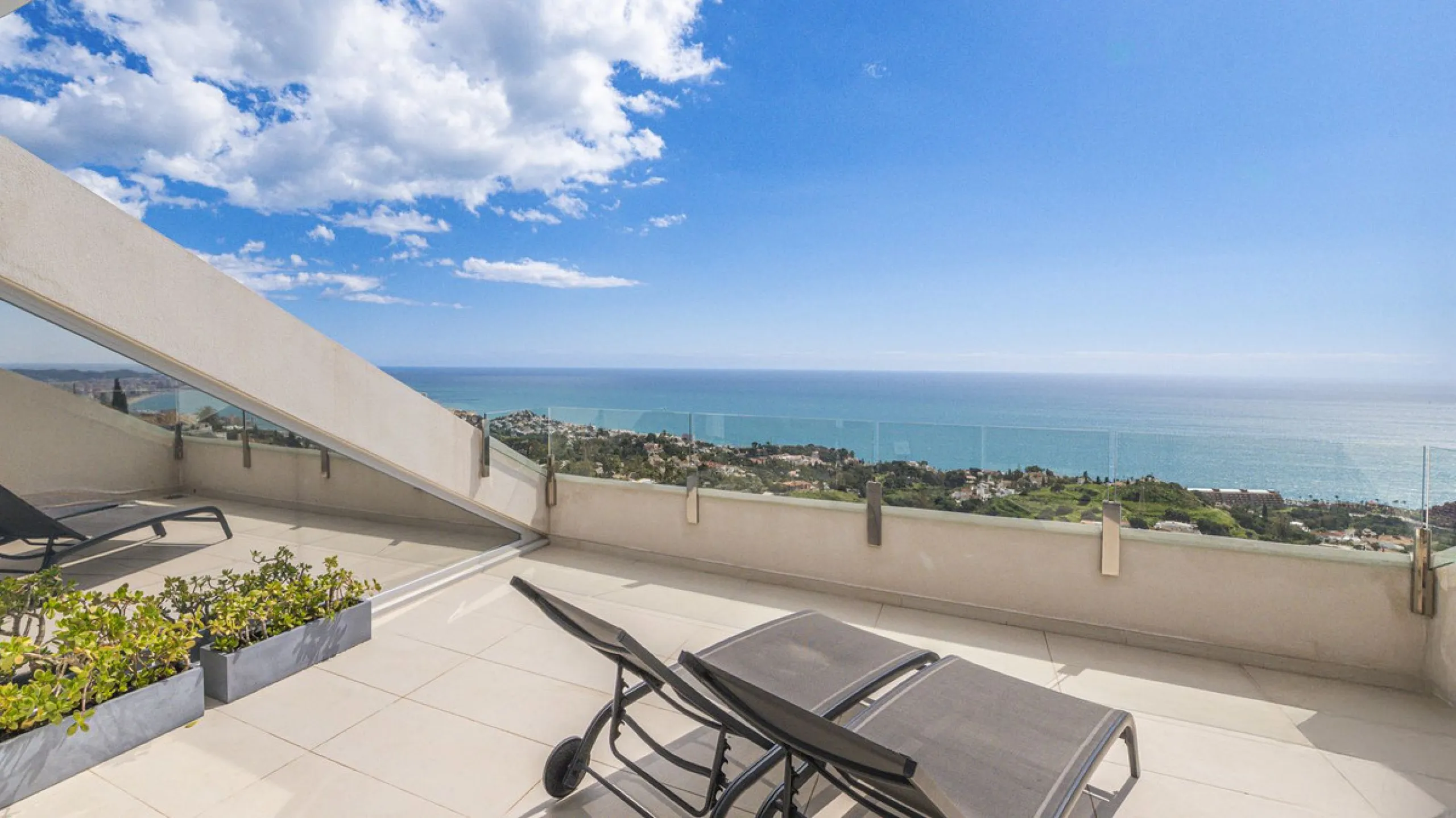 Apartment - Penthouse Duplex в продаже в Benalmadena, Málaga. В доме 3 спален и 2 ванных комнат. Площадь дома 213 м²