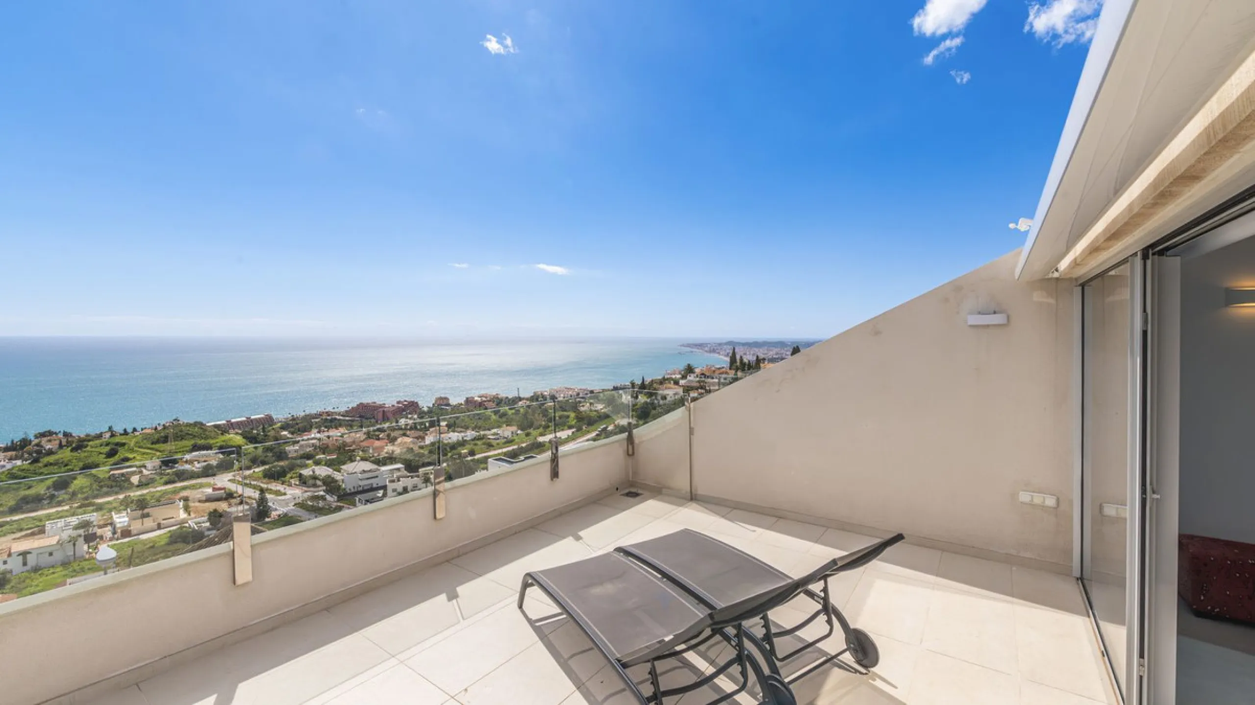 Apartment - Penthouse Duplex в продаже в Benalmadena, Málaga. В доме 3 спален и 2 ванных комнат. Площадь дома 213 м²