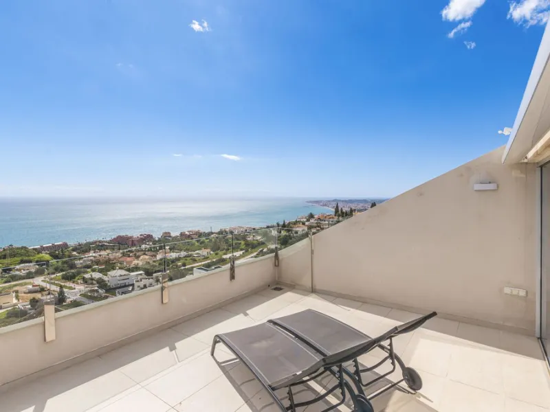 Apartment - Penthouse Duplex в продаже в Benalmadena, Málaga. В доме 3 спален и 2 ванных комнат. Площадь дома 213 м²