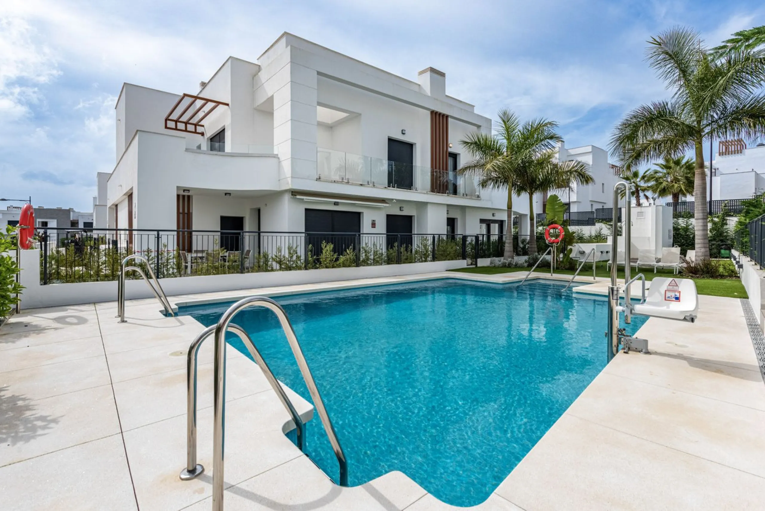 Welcome to this exclusive and newly built townhouse located in the sought-after Bel-Air, Estepona – a gem on the famous New Golden Mile. Here you will find the perfect combination of modern design, luxurious materials and unbeatable outdoor spaces.