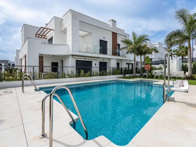 Welcome to this exclusive and newly built townhouse located in the sought-after Bel-Air, Estepona – a gem on the famous New Golden Mile. Here you will find the perfect combination of modern design, luxurious materials and unbeatable outdoor spaces.
