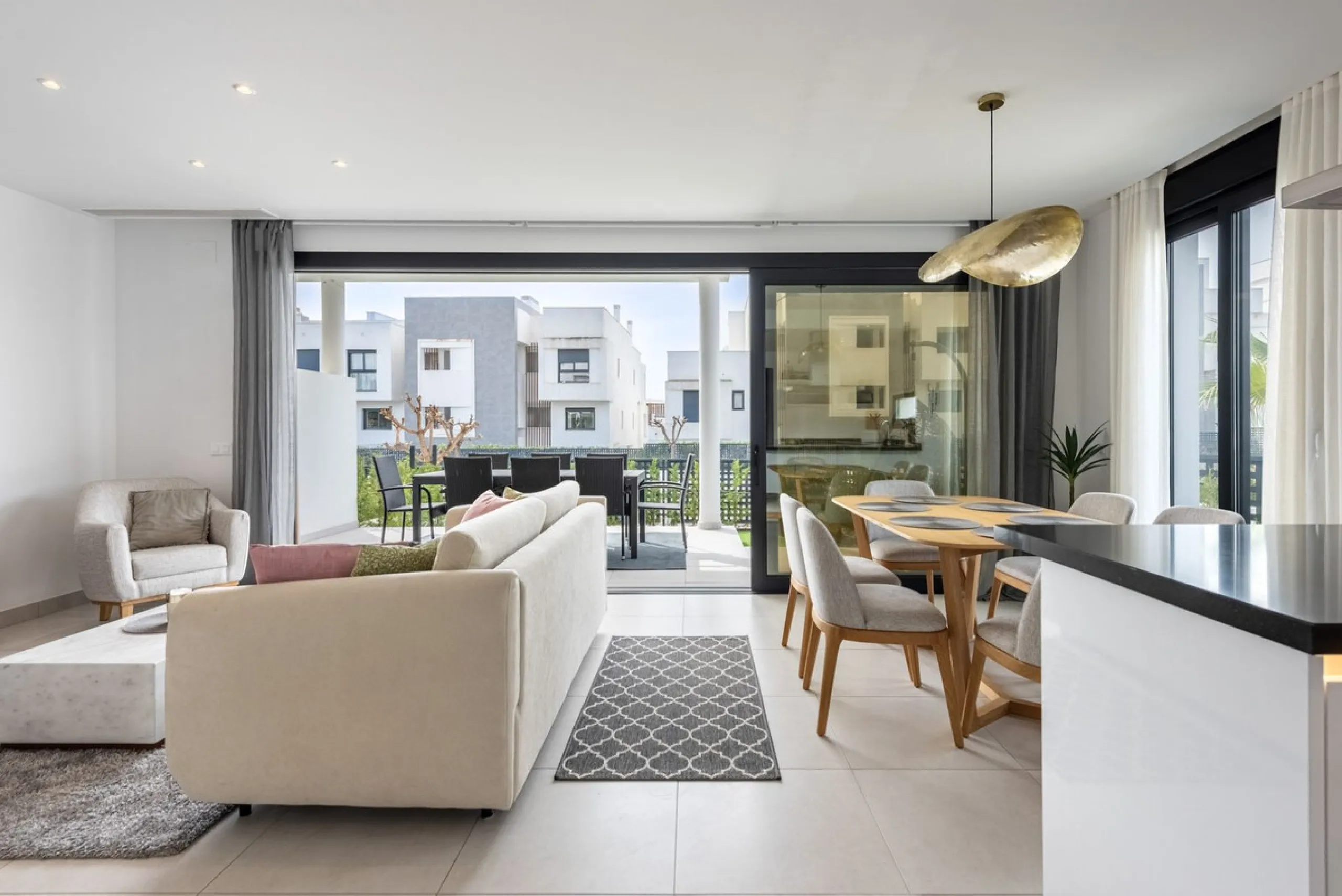 Welcome to this exclusive and newly built townhouse located in the sought-after Bel-Air, Estepona – a gem on the famous New Golden Mile. Here you will find the perfect combination of modern design, luxurious materials and unbeatable outdoor spaces.