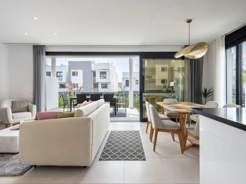 Welcome to this exclusive and newly built townhouse located in the sought-after Bel-Air, Estepona – a gem on the famous New Golden Mile. Here you will find the perfect combination of modern design, luxurious materials and unbeatable outdoor spaces.