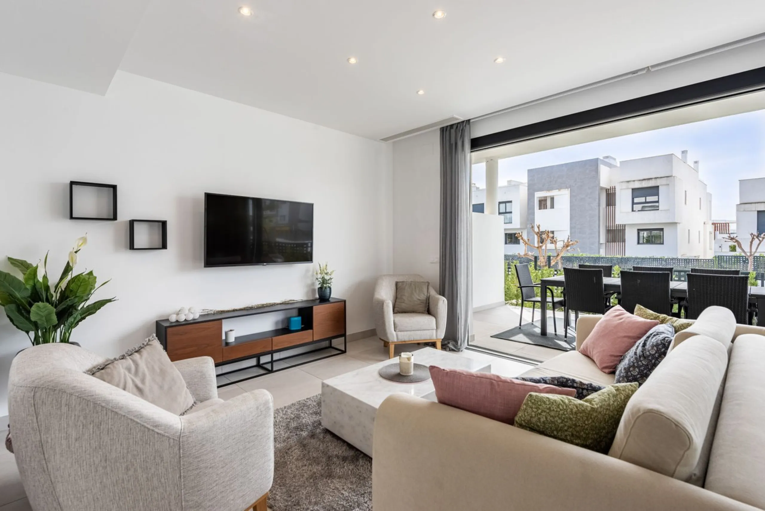 Welcome to this exclusive and newly built townhouse located in the sought-after Bel-Air, Estepona – a gem on the famous New Golden Mile. Here you will find the perfect combination of modern design, luxurious materials and unbeatable outdoor spaces.
