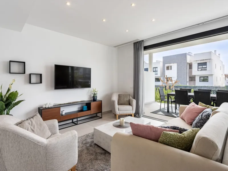Welcome to this exclusive and newly built townhouse located in the sought-after Bel-Air, Estepona – a gem on the famous New Golden Mile. Here you will find the perfect combination of modern design, luxurious materials and unbeatable outdoor spaces.