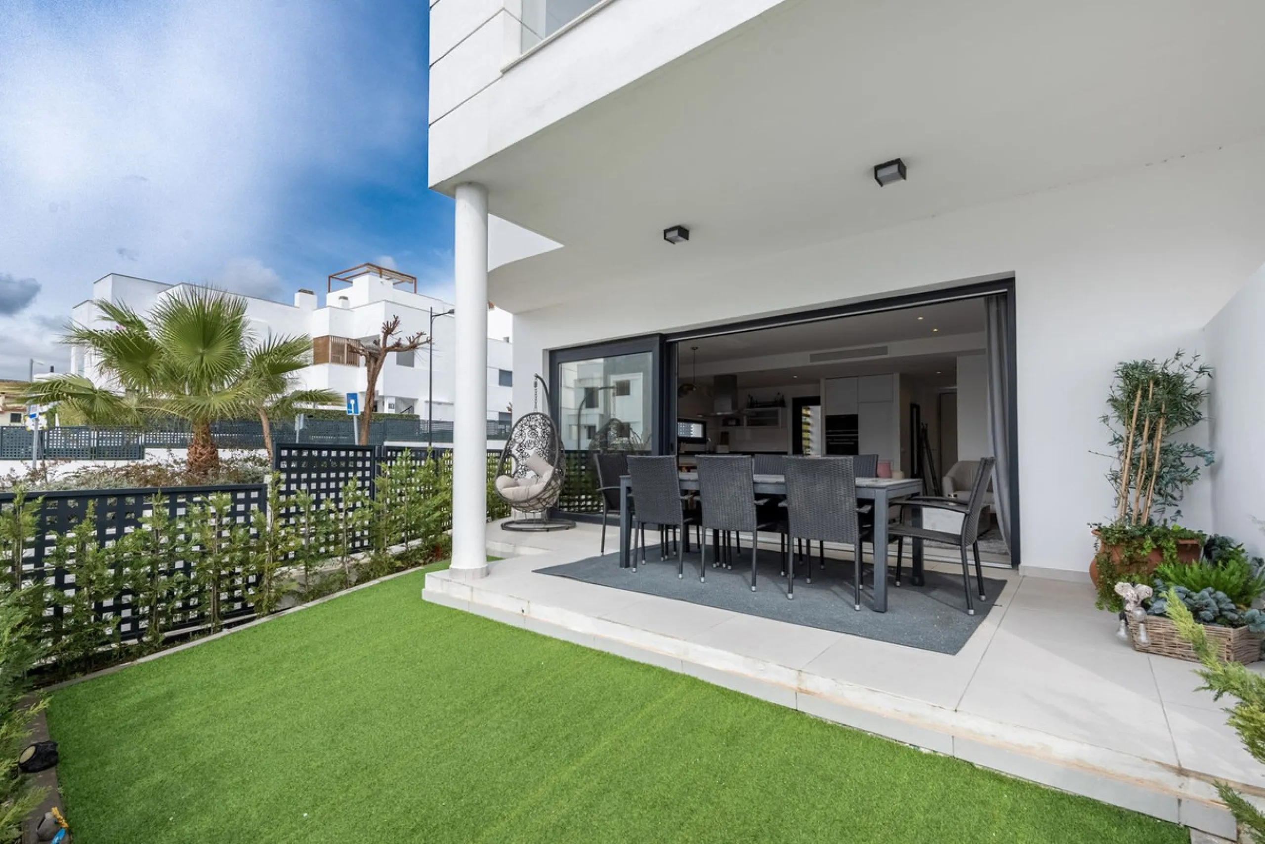 Welcome to this exclusive and newly built townhouse located in the sought-after Bel-Air, Estepona – a gem on the famous New Golden Mile. Here you will find the perfect combination of modern design, luxurious materials and unbeatable outdoor spaces.