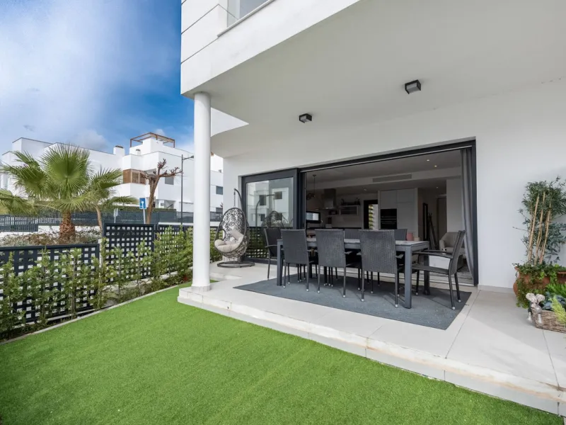 Welcome to this exclusive and newly built townhouse located in the sought-after Bel-Air, Estepona – a gem on the famous New Golden Mile. Here you will find the perfect combination of modern design, luxurious materials and unbeatable outdoor spaces.