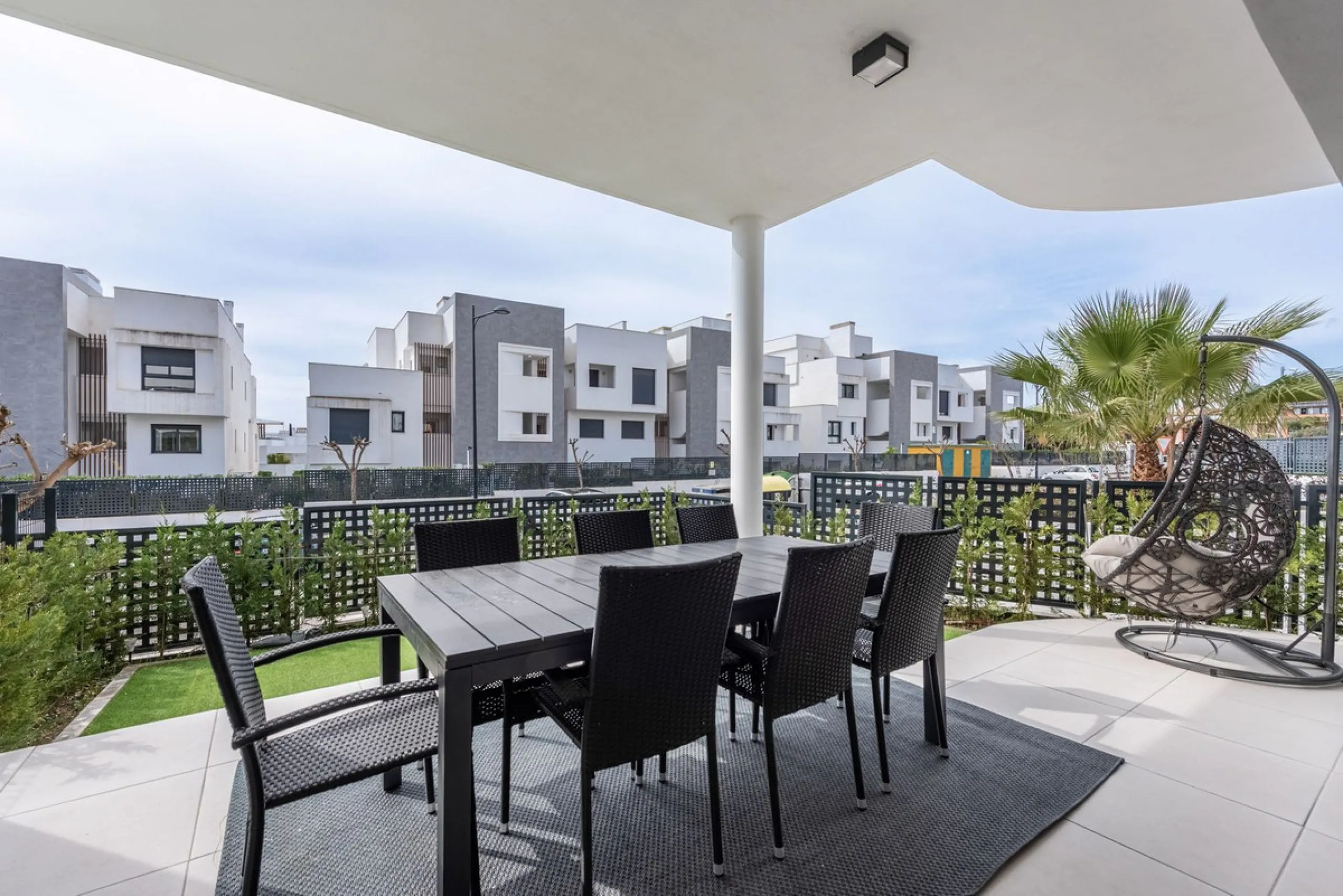 Welcome to this exclusive and newly built townhouse located in the sought-after Bel-Air, Estepona – a gem on the famous New Golden Mile. Here you will find the perfect combination of modern design, luxurious materials and unbeatable outdoor spaces.