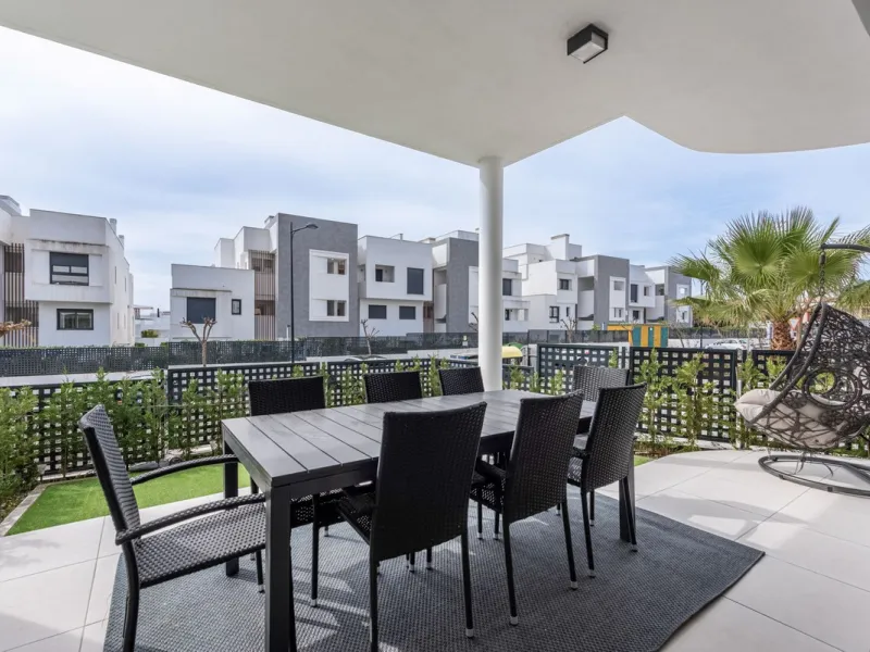 Welcome to this exclusive and newly built townhouse located in the sought-after Bel-Air, Estepona – a gem on the famous New Golden Mile. Here you will find the perfect combination of modern design, luxurious materials and unbeatable outdoor spaces.