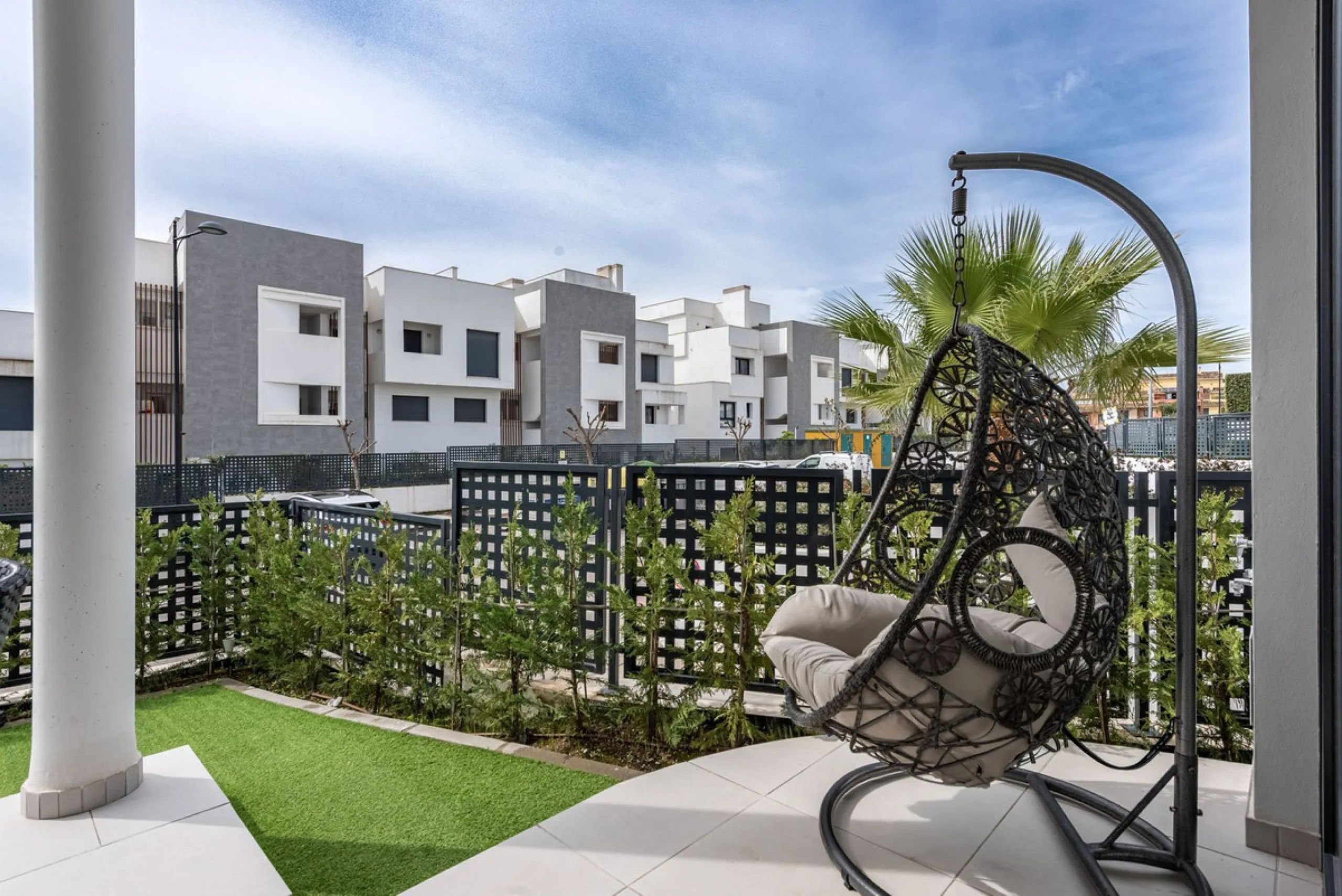 Welcome to this exclusive and newly built townhouse located in the sought-after Bel-Air, Estepona – a gem on the famous New Golden Mile. Here you will find the perfect combination of modern design, luxurious materials and unbeatable outdoor spaces.